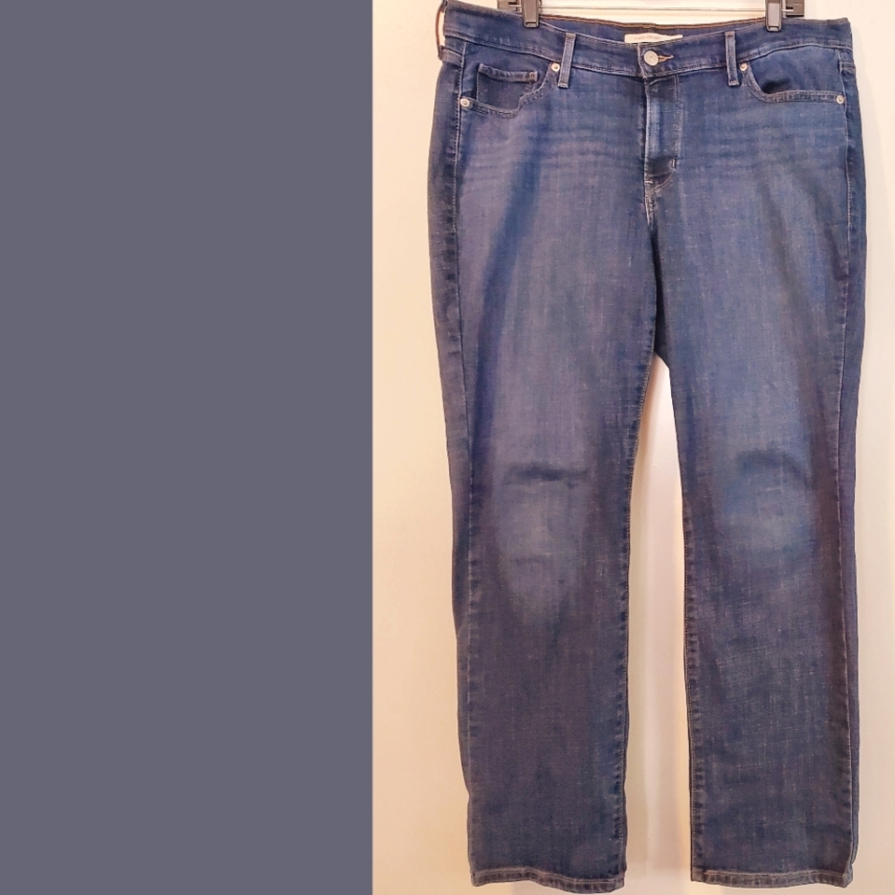Levi's Straight Leg Jeans in Medium Blue